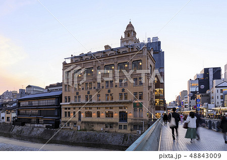 京都・四条河原町・夕暮れの四条大橋 48843009