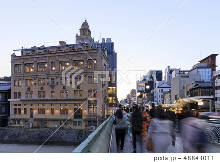 京都・四条河原町・夕暮れの四条大橋 京都・四条河原町・夕暮れの四条大橋 48843011
