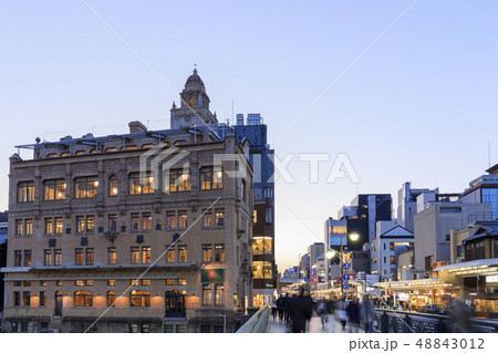 京都・四条河原町・夕暮れの四条大橋 48843012