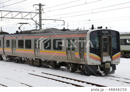 新津駅側線に留置中の信越線E129系（長岡⇔新潟） 48846250