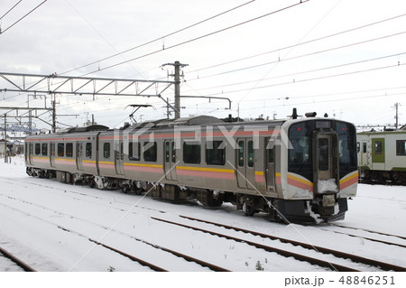 新津駅側線に留置中の信越線E129系（長岡⇔新潟） 48846251