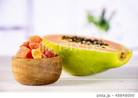 Dry papaya with red tulips 48848000