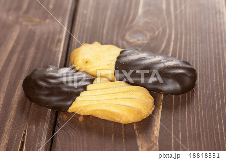 Lazy cookie with chocolate on brown wood 48848331