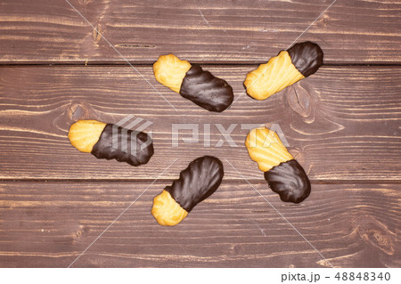 Lazy cookie with chocolate on brown wood Lazy cookie with chocolate on brown wood 48848340