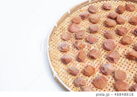 天日に干した梅の実 48848618