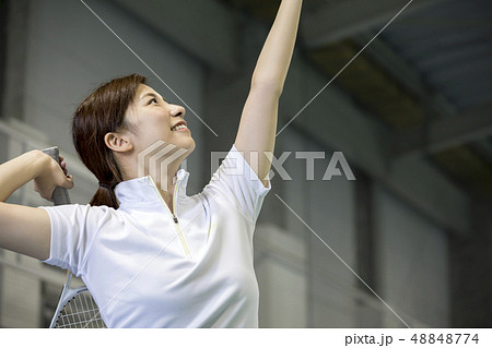 テニススクールイメージ　サーブを打つ若い女性 48848774