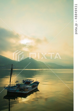 瀬戸内の朝　霞んだ朝焼け 48849431