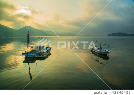 瀬戸内の朝　霞んだ朝焼け 48849432