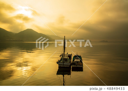 瀬戸内の朝　霞んだ朝焼け 48849433