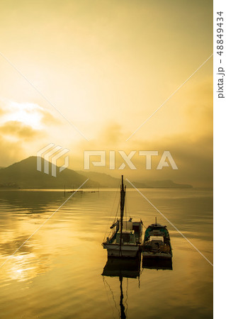 瀬戸内の朝　霞んだ朝焼け 48849434