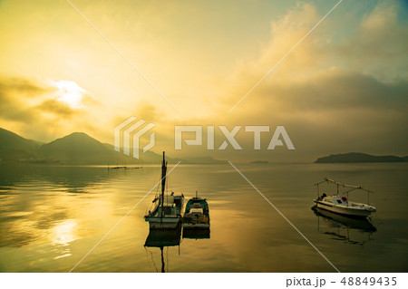 瀬戸内の朝　霞んだ朝焼け 48849435