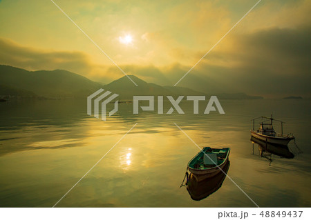 瀬戸内の朝　霞んだ朝焼け 48849437