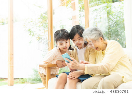 シニア スマホ 子供 三世代 ファミリーイメージ シニア スマホ 子供 三世代 ファミリーイメージ 48850791