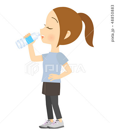 ペットボトルで水を飲む女性 02 全身のイラスト素材 4508
