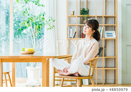 若い女性 若い女性 48850979