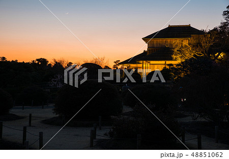 偕楽園 夕暮れの好文亭 （茨城県水戸市） ※2019年3月 48851062