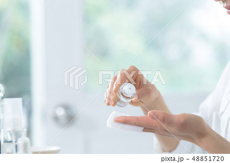 若い女性、ビューティーイメージ、手元 48851720