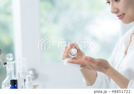 若い女性、ビューティーイメージ、手元 48851722