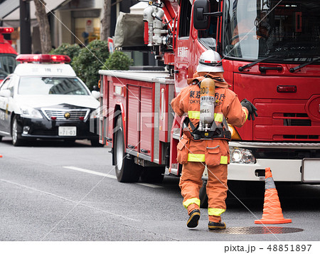 消防車と消防士 48851897