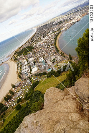 ニュージーランドのマウントマウンガヌイとタウランガ市街 48852203