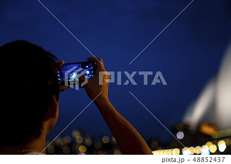 シドニーの夜景を撮影している男性 シドニーの夜景を撮影している男性 48852437
