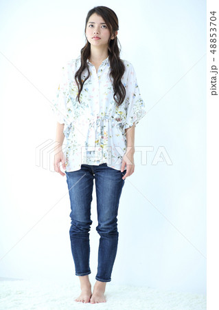 若い女性全身 若い女性全身 48853704