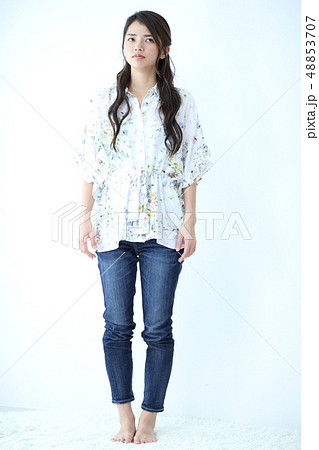 若い女性全身 若い女性全身 48853707