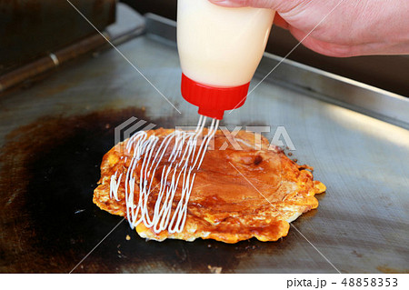大阪名物イカ焼き・マヨネーズを塗る 大阪名物イカ焼き・マヨネーズを塗る 48858353