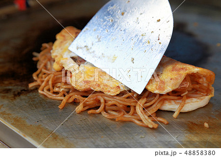 大阪名物イカ焼き 焼きそば入り 大阪名物イカ焼き 焼きそば入り 48858380