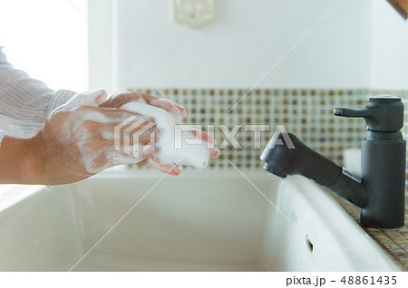 主婦　手洗い 48861435