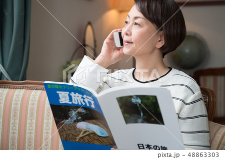 旅行、女性、旅雑誌（架空の雑誌） 48863303
