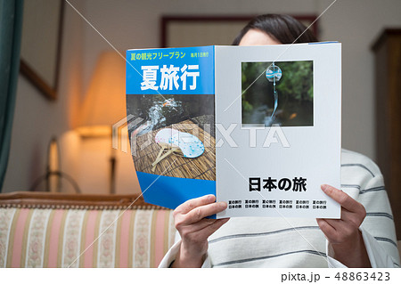 旅行、女性、旅雑誌、手前ピント（架空の雑誌） 48863423