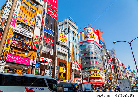 新宿東口　靖国通り　歌舞伎町 48863698
