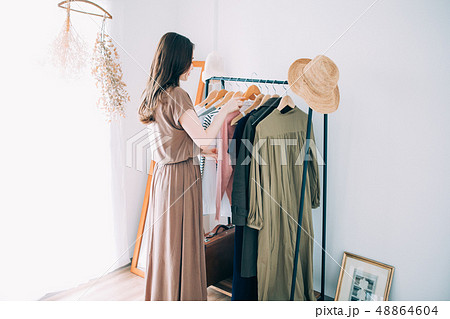 洋服を選ぶ女性 洋服を選ぶ女性 48864604