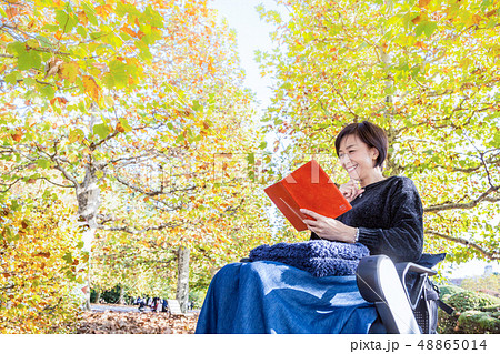 女性最新電動車椅子 で散歩 プラタナス並木道 紅葉 48865014