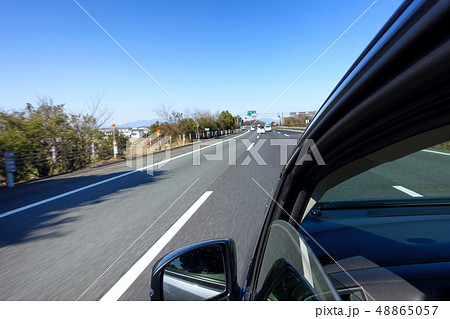 高速道路を疾走 48865057