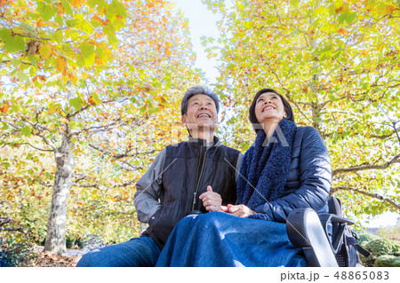 シニア夫婦介護 最新電動車椅子 シニア夫婦介護 最新電動車椅子 48865083