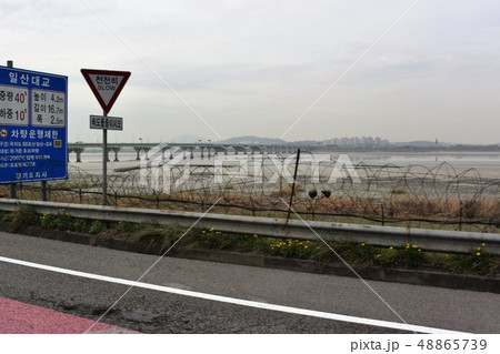 韓国ソウル市近郊の高速道路から見た漢江と対岸の金浦市 48865739