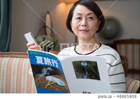 旅行、女性、旅雑誌（架空の雑誌） 48865809
