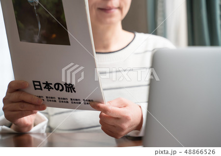 旅行、女性、旅雑誌（架空の雑誌） 48866526