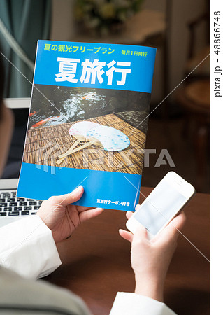 旅行、女性、旅雑誌（架空の雑誌） 48866748