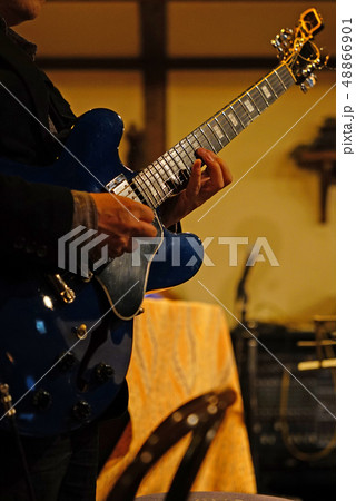 ギタープレイ（右手にピント） 48866901
