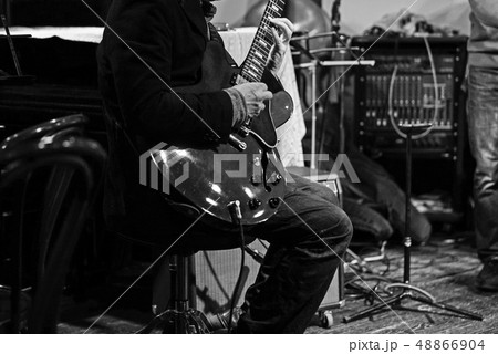 ギタープレイ 白黒 48866904