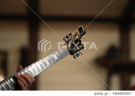 ギタープレイ（ヘッド部にピント） 48866987