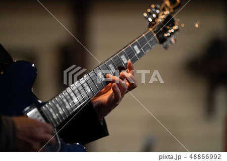 ギタープレイ（左手薬指にピント） 48866992