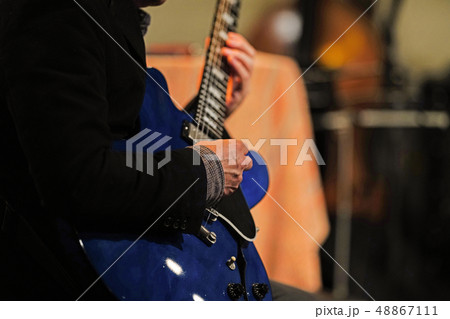 ギタープレイ（左手にピント） 48867111