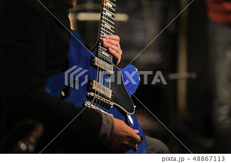 ギタープレイ（ピックアップにピント） 48867113