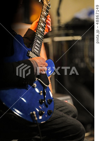 ギタープレイ（ネック元指板にピント） 48867149