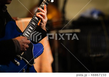 ギタープレイ（ネック指板にピント） 48867150