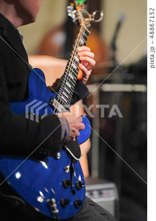 ギタープレイ（ネック元指板にピント） 48867152